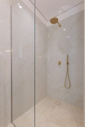 Regadera, secadora de cabello, bidet, toallas 