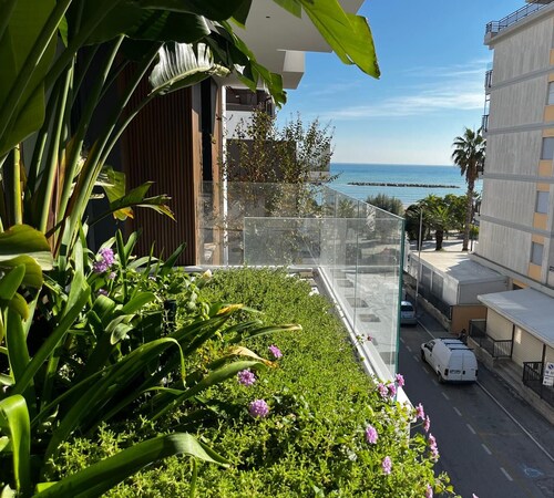 BLUESuite - Nuovissimo trilocale fronte mare, 3 piano con terrazza e box