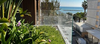 BLUESuite - Nuovissimo trilocale fronte mare, 3 piano con terrazza e box