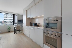 ثلاجة، ميكروويف، فرن، موقد طهي مسطح