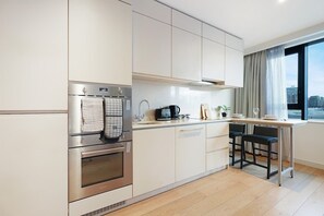 Een koelkast, een microgolfoven, een oven, een kookplaat
