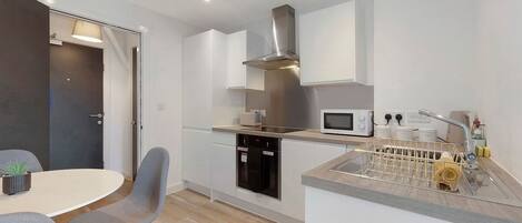 Frigorifero, microonde, forno, piano cottura