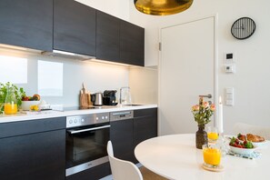 Kühlschrank, Ofen, Geschirrspüler, Wasserkocher mit Kaffee-/Teezubehör