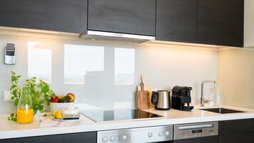 Kühlschrank, Ofen, Geschirrspüler, Wasserkocher mit Kaffee-/Teezubehör