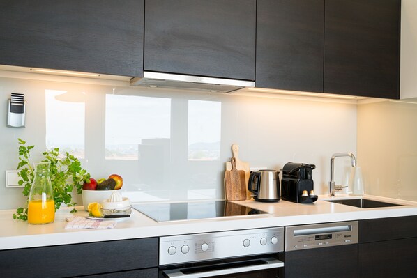 Kühlschrank, Ofen, Geschirrspüler, Wasserkocher mit Kaffee-/Teezubehör