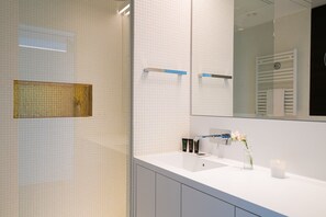 Douche, sèche-cheveux, serviettes fournies
