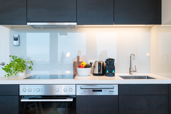 Fridge, oven, dishwasher, coffee/tea maker