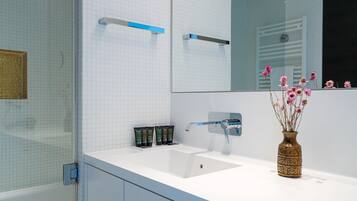 Een haardroger, handdoeken