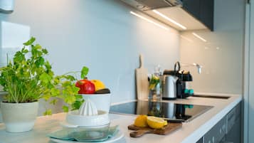 KĂŒhlschrank, Ofen, GeschirrspĂŒler, Wasserkocher mit Kaffee-/Teezubehör