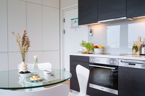 Fridge, oven, dishwasher, coffee/tea maker