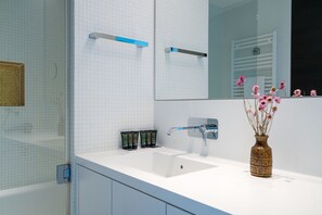 Dusche, Haartrockner, Handtücher