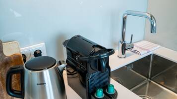 Kühlschrank, Ofen, Geschirrspüler, Wasserkocher mit Kaffee-/Teezubehör