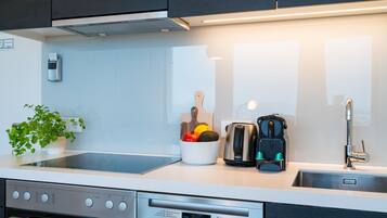 Kühlschrank, Ofen, Geschirrspüler, Wasserkocher mit Kaffee-/Teezubehör