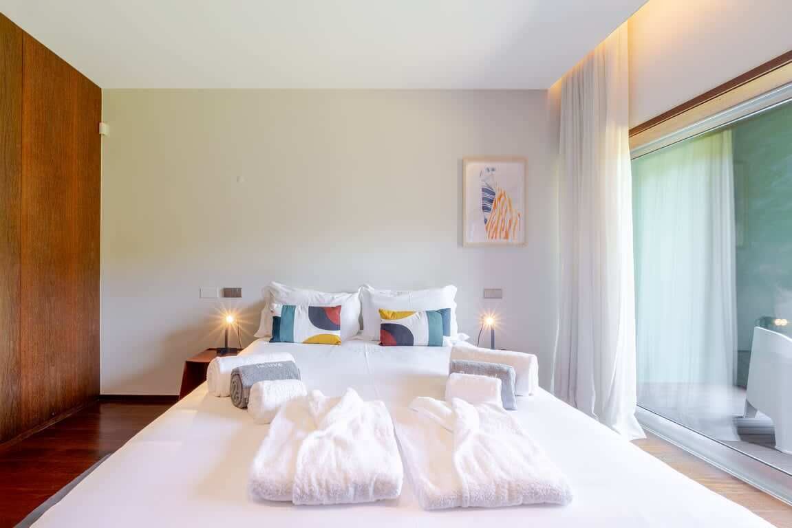 4 bedrooms, desk, iron/ironing board, Internet