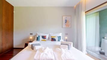 4 bedrooms, desk, iron/ironing board, Internet