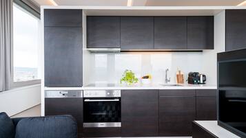 Kühlschrank, Ofen, Geschirrspüler, Wasserkocher mit Kaffee-/Teezubehör