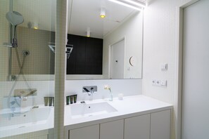 Douche, sèche-cheveux, serviettes fournies