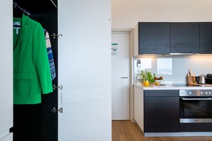 Een koelkast, een oven, een vaatwasser, een koffiezetapparaat/waterkoker