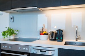 Kühlschrank, Ofen, Geschirrspüler, Wasserkocher mit Kaffee-/Teezubehör