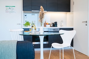 Fridge, oven, dishwasher, coffee/tea maker