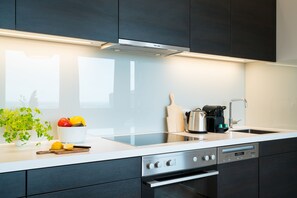 Fridge, oven, dishwasher, coffee/tea maker