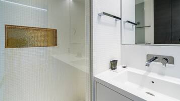 Dusche, Haartrockner, Handtücher