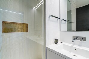 Shower, hair dryer, towels - Vienna Residence, Philips Haus - Euro Plaza #6552 (Vienna)