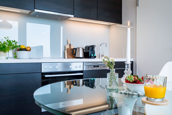Fridge, oven, dishwasher, coffee/tea maker