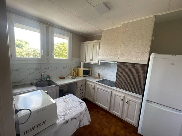Fridge, microwave, oven, stovetop