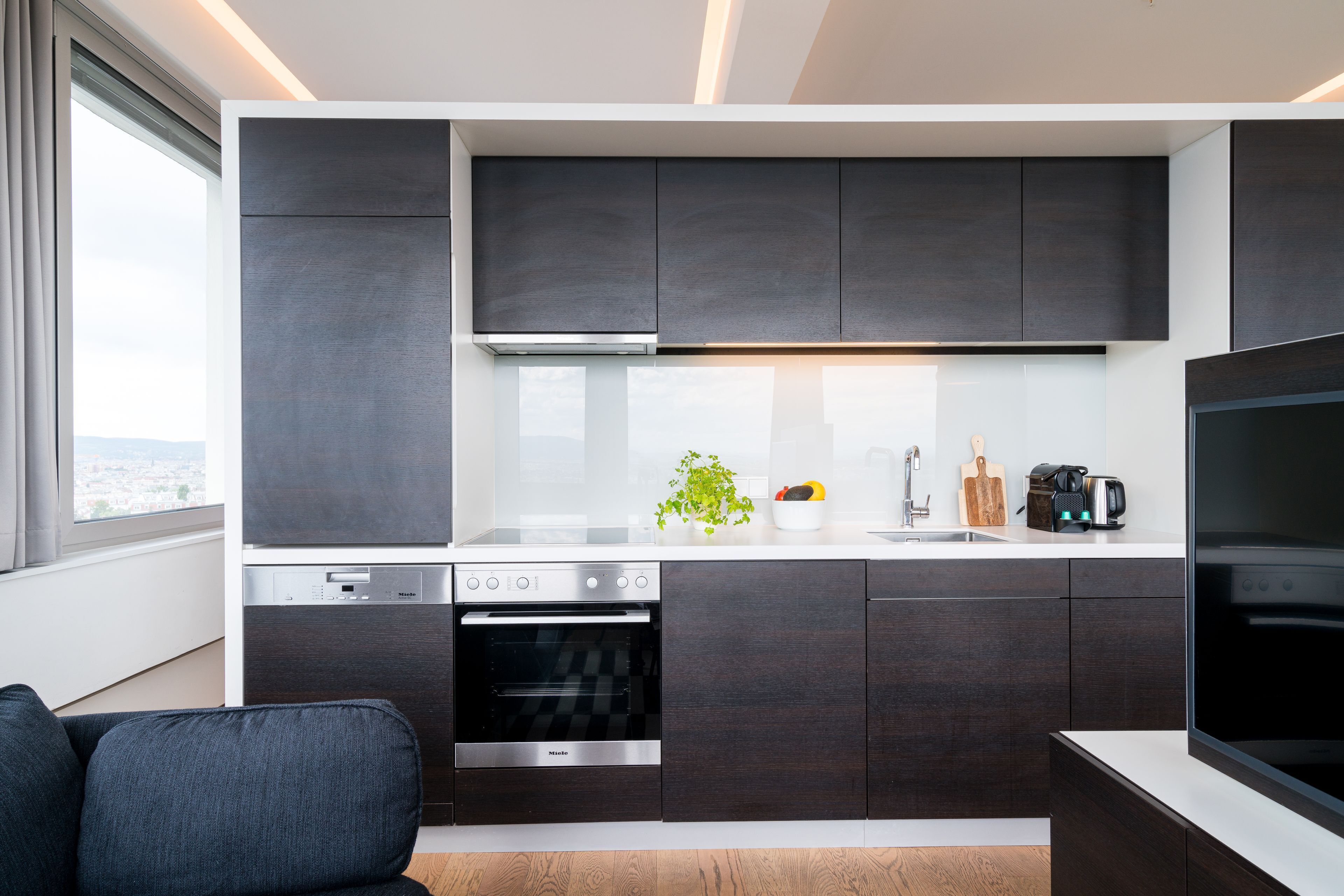 Kühlschrank, Ofen, Geschirrspüler, Wasserkocher mit Kaffee-/Teezubehör