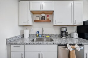 Frigorífic, microones, forn i placa de cuina 