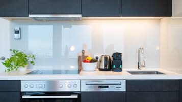 Kühlschrank, Ofen, Geschirrspüler, Wasserkocher mit Kaffee-/Teezubehör