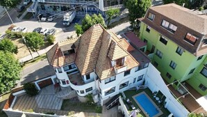A multi-story building with a courtyard and a swimming pool. - Hotel vista velero (Vina del Mar)