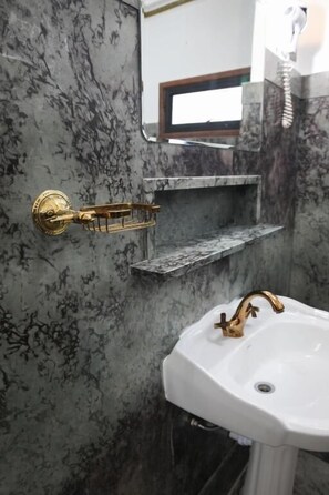 Traditional Στούντιο-Σουίτα | Μπάνιο | Μπανιέρες με πίδακες νερού, τηλέφωνο υδρομασάζ, πιστολάκι μαλλιών