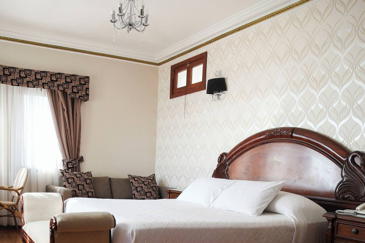 Traditional Studio Suite | Premium bedding, down duvets, memory-foam beds, in-room safe