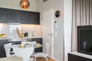 Kjøleskap, ovn, oppvaskmaskin og kaffetrakter/tekoker