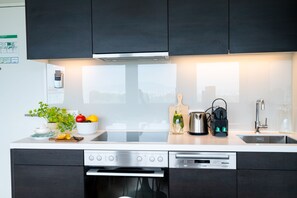 Kylskåp, ugn, diskmaskin och kaffe- och tebryggare