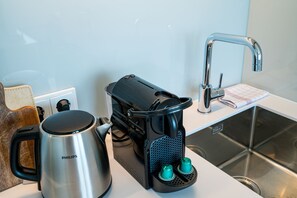 Kylskåp, ugn, diskmaskin och kaffe- och tebryggare
