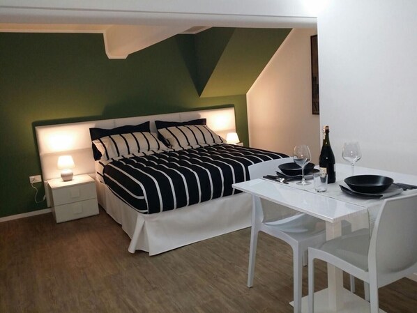 1 多间卧室、熨斗/熨衣板、WiFi、床单