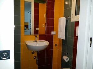 Douche, sèche-cheveux, serviettes fournies, savon