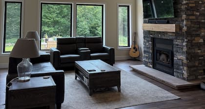Charming 3-bedroom house near Saratoga Springs. Creekside on 20 acres of forest.