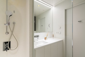 Shower, hair dryer, towels - Vienna Residence, Philips Haus - Euro Plaza #6622 (Vienna)