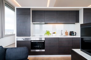 Kühlschrank, Ofen, Geschirrspüler, Wasserkocher mit Kaffee-/Teezubehör