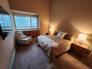 Tabla de planchar con plancha, wifi, ropa de cama