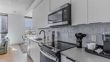 Standard Studio, 1 Queen Bed | Private kitchen