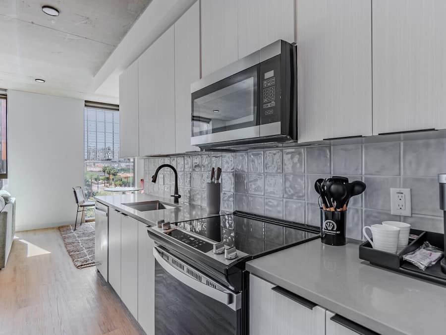 Standard Studio, 1 Queen Bed | Private kitchen | Stovetop, cookware/dishes/utensils
