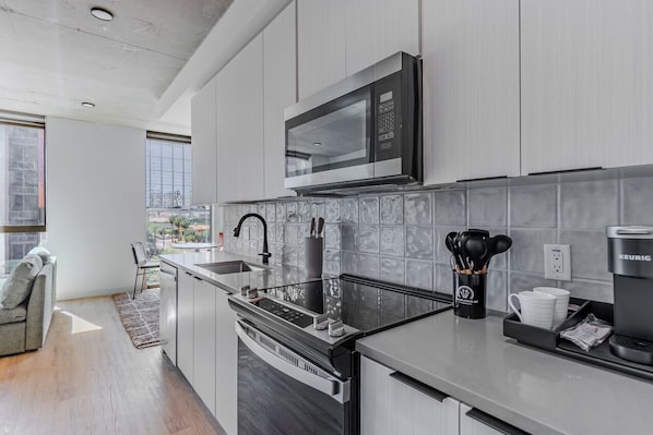 Standard Studio, 1 Queen Bed | Private kitchen | Stovetop, cookware/dishes/utensils