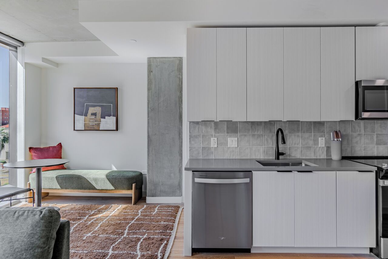 Standard Studio, 1 Queen Bed | Living area