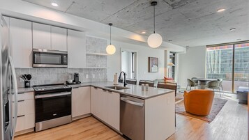 Suite, 2 Bedrooms | Dapur peribadi | Dapur, alat memasak/pinggan mangkuk/perkakas dapur 