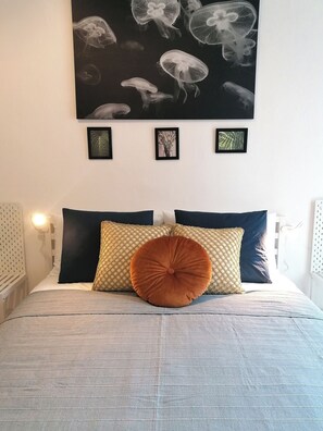 1 chambre, bureau, fer et planche à repasser, draps fournis